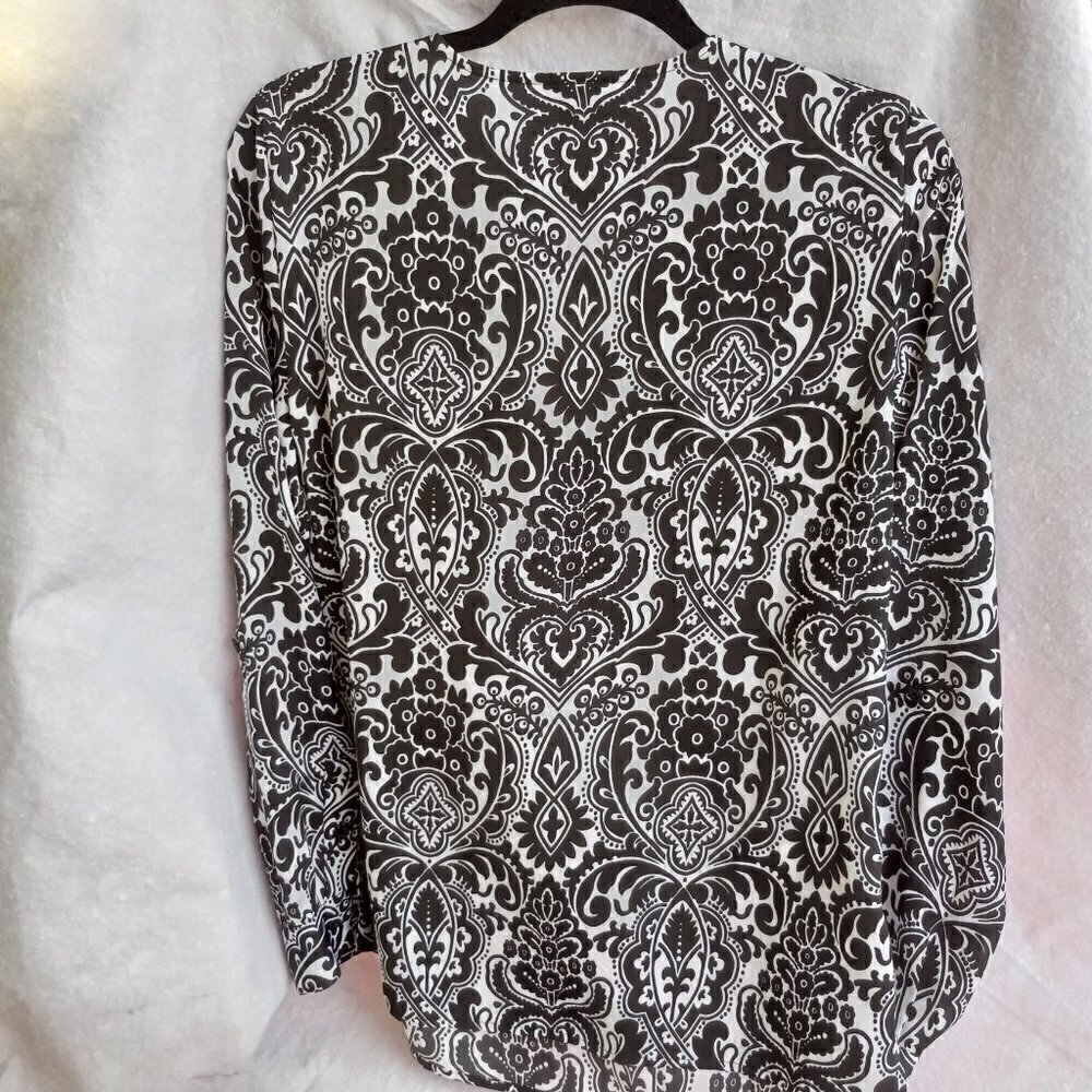 Ann Taylor White and Black V Neck Blouse Women's size small - Picture 3 of 9